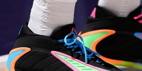 爱德华兹穿着彩色AE2，空砍36分2篮板5助攻1抢断