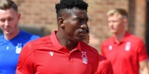 森林后卫埃纳：希望阿沃尼伊一切顺利；不理解明显越位不举旗