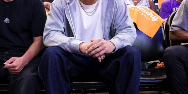 官方网站-NBA球星布克与杰伦-格林现身WNBA赛场力挺主场球队