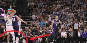 塔图姆三分出手落地踩到小萨90度崴脚痛苦捂脚&amp;amp;坚持罚完离场