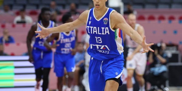 官方网站-丰泰基奥手感冰凉11中2得8分9篮板，三分球4投1中