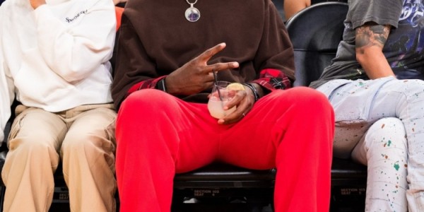 官方网站-NBA球星布克与杰伦-格林现身WNBA赛场力挺主场球队