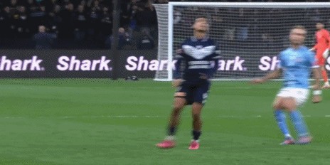 娱乐平台-澳超决赛变角斗场：莱基“浴血奋战”，两队大规模冲突不断