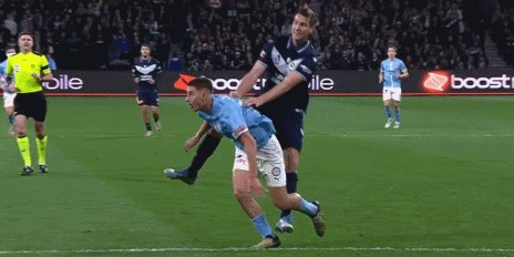 娱乐平台-澳超决赛变角斗场：莱基“浴血奋战”，两队大规模冲突不断